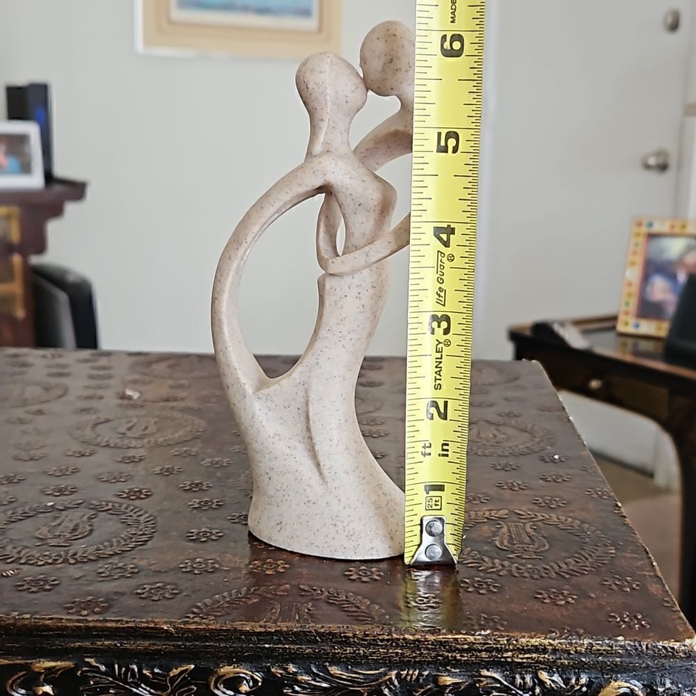 NWOT Modern sandstone resin lovers figurine - Picture 6 of 6